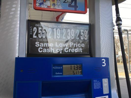 Gas prices on 3/4/17 Same price cash or credit