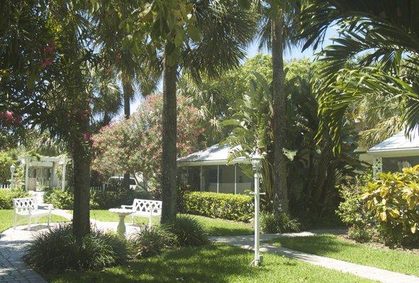 Tropical, historic Cottages by the Ocean with free high-speed wi-fi and parking