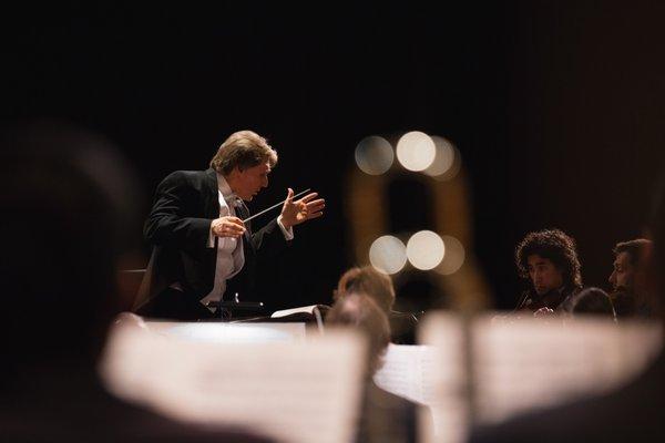 Guido Lamell conducts the symphony.