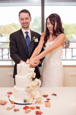 http://www.misssarascakery.com/wedding-cakes.html The happy couple!