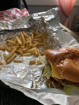 Cheeseburger, fries