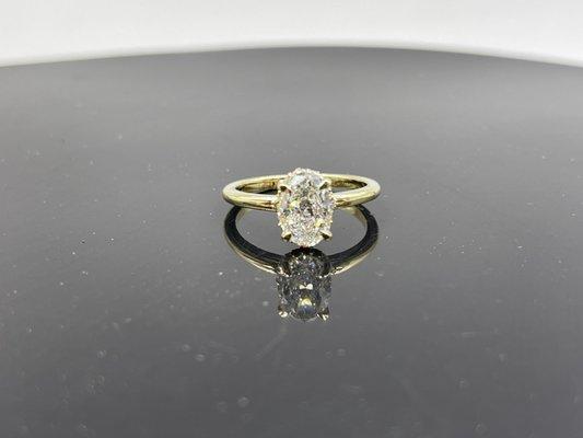 18K Yellow Gold Diamonds Engagement Ring set with Oval Center Stone