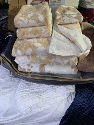 Beautiful Liz Claiborne towels $12 total!