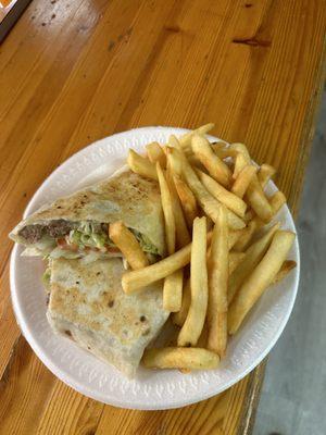 Quesadilla De Carne Con Papas Fritas