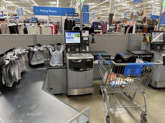 Look at this spacious self checkout station! Love it!!