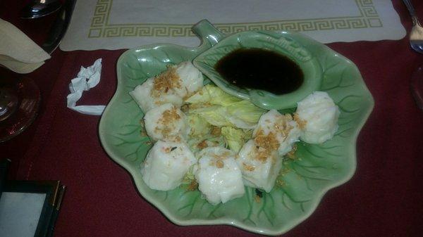 Steamed crab dumplings woth soy sauce