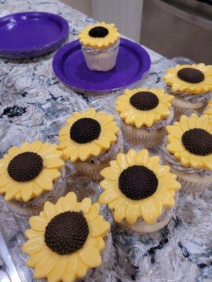 Beautiful and delicious birthday cupcakes