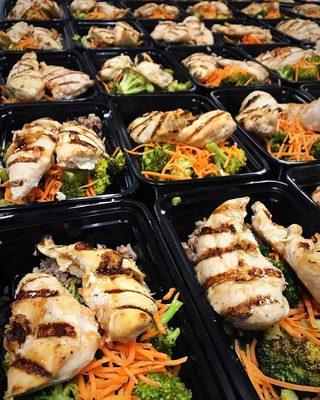 HONEY SRIRACHA CHICKEN + ROASTED CARROTS & BROCCOLI + GARLIC WILD RICE