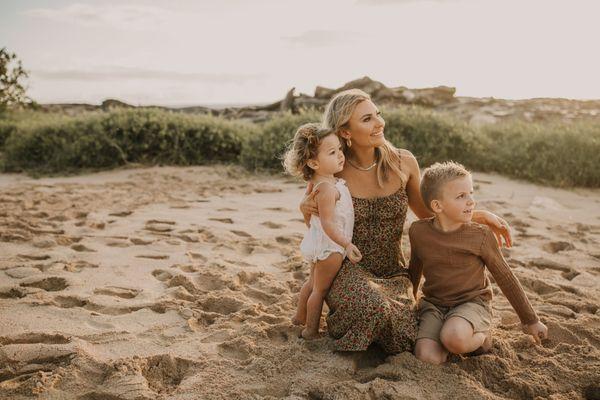 Experience the beauty of Hawaii's stunning coastline in this captivating photo by Brandy Leann Photo as Hawaii's premier photographer.