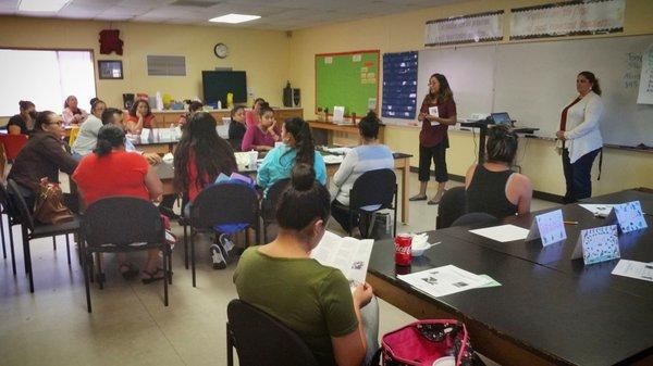 Informing the parents participating in the AVANCE program of the classes and services offered at Vía Esperanza.