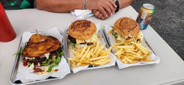 Plátano burger,  clásica and Crispy chicken burger