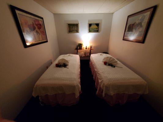 COUPLES MASSAGE ROOM