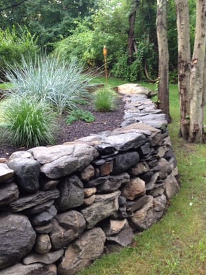 Dry laid retaining wall