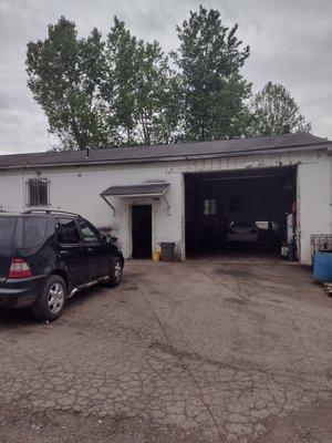 Fred Hull Automotive from the front of the building