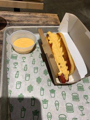 Hot Dog w cheese sauce