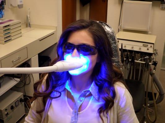 We use Sinsational Smile to whiten your teeth in just 20 minutes!