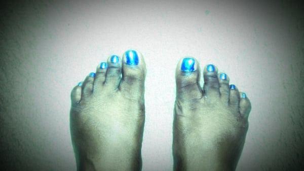 2nd pic of my pretty toes, courtesy of Minh at Saigon Nails. I accidentally used a flash on this pic...