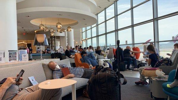 Main seating area of lounge. You can kinda see the bar at the far end. Seating is pretty nice.