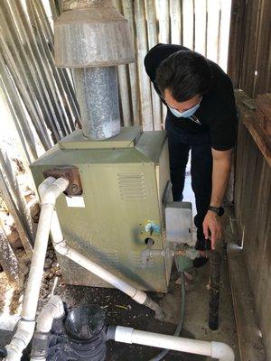 Cisco checking out the dated pool equipment for Kara Peter & her buyers.