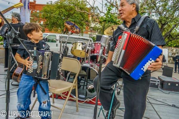 2014 Annual Tardeada at La Villita. Photo by Lupito Acuña