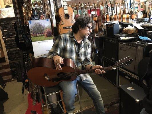 Dan Navarro with a  guitar he's auditioning.