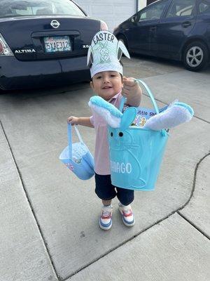 Mi hijo festejando EASTER. En MY OTHER HOME DAYCARE. el es muy feliz ahí