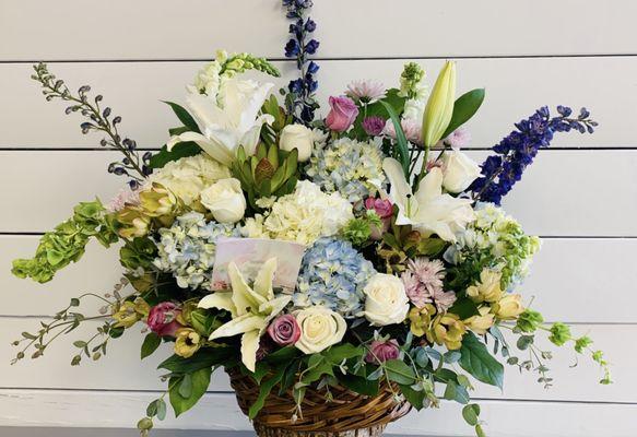 This custom arrangement was created by Patricia (the owner), who even sent me a photo before delivering it.