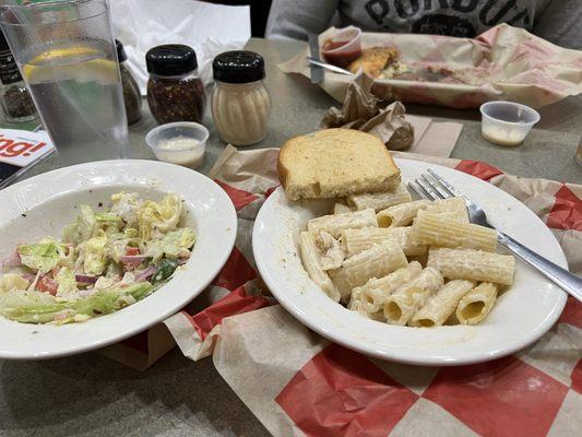 Combo: Chicken Fettuccine Alfredo, side salad, garlic toast