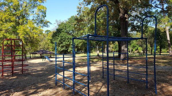 This looks like a playground from when I was a kid. I can't believe Khan safety laws allow monkey bars.