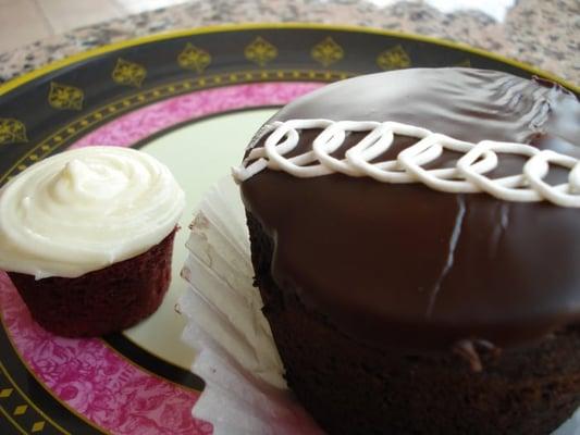 mini red velvet & homemade hostess