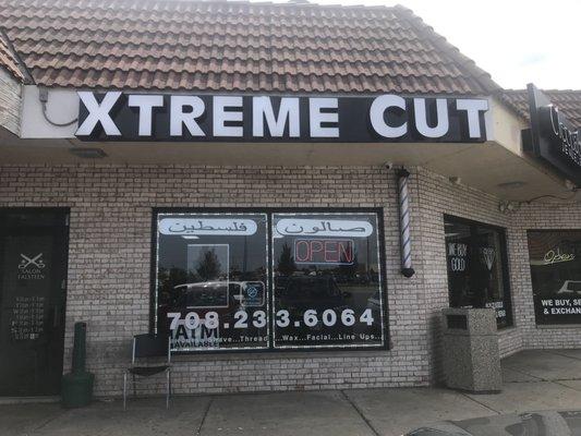 It says Xtreme Cut but Salon Falastine on door.