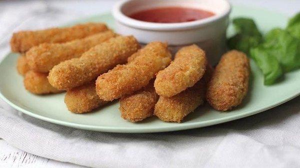 Crispy Mozzarella Sticks with Marinara