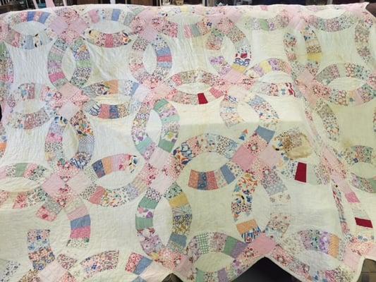 Antique hand sewn pastel wedding ring quilt - Queen size