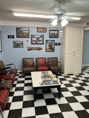 Plenty of waiting room seats and magazines .