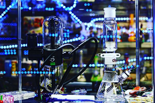 Gravity waterpipe and cheechglass water pipe