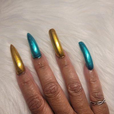 I love these Chrome nails