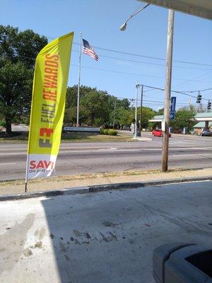 #fuelrewards sign #shell #yelpcincy @yelpcincy #gasstations #fridayfillup