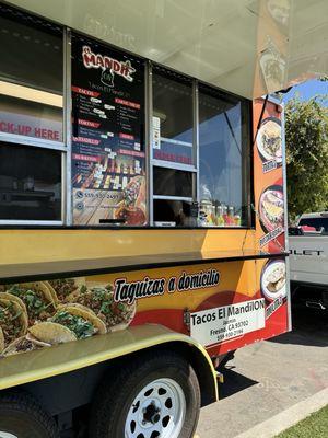 Tacos asada y pollo con queso. Lime Jarritos.  IG @tacos_el_mandilon559 #FoodTruck