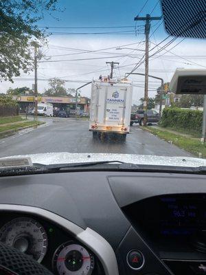 Llaman alas personas para  cancelar la cita , luego le dicen a uno que ellos esperaron afuera y que nadie salio