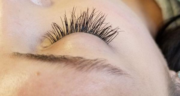 Hybrid Eyelash extensions.