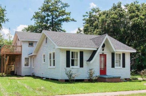 The Loft is located in the back of Cajun Hostel on The Crest