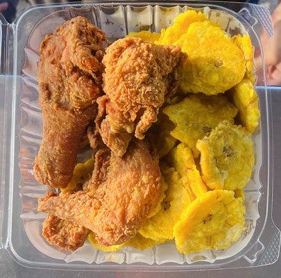 Pica pollo con tostones ( fried chicken with plantains)