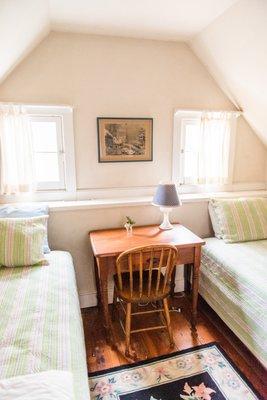 Log Cabin - upstairs bedroom with two twin beds