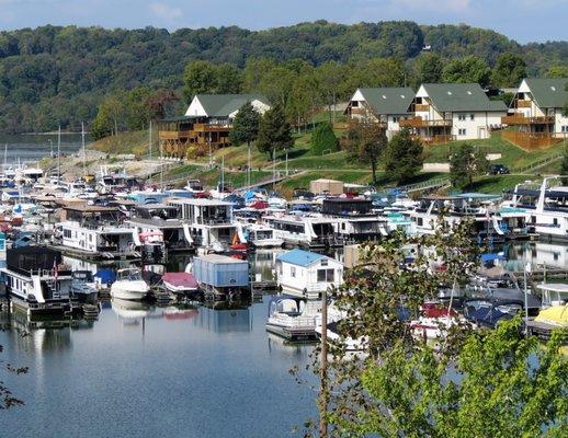 Kent's Harbor Marina, Ainsley's Cafe, & The Sagamore Resort