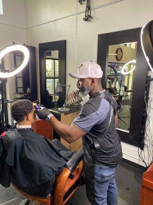 Barber doing a cut