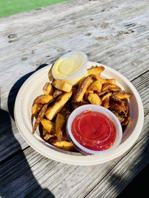 Frites with ketchup and aioli