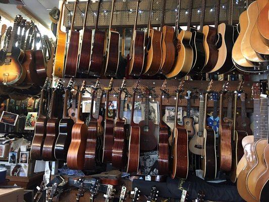 Subway Guitar, with guitars everywhere