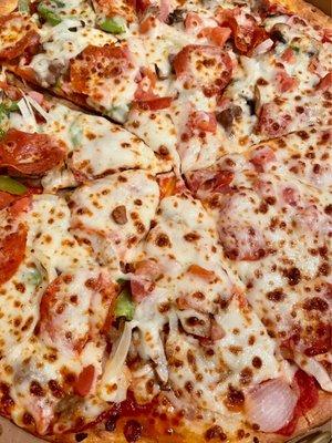 (*‿*) On this rainy Saturday evening, let's stay in with Netflix and order "The Works" at PaPa John's. Happy Saturday evening to y(*‿*)u!