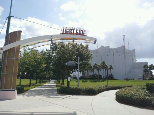 Walkway to Westside & Cirque du Soleil.