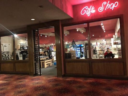 Gift shop, located to the back near the Bonnie and Clyde exhibi